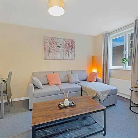 Modern & Spacious 2 Bedroom Serviced Apartment Next To Lochend Park - Private Underground Parking & Lift Available - Close To Edinburgh City Centre Exterior photo