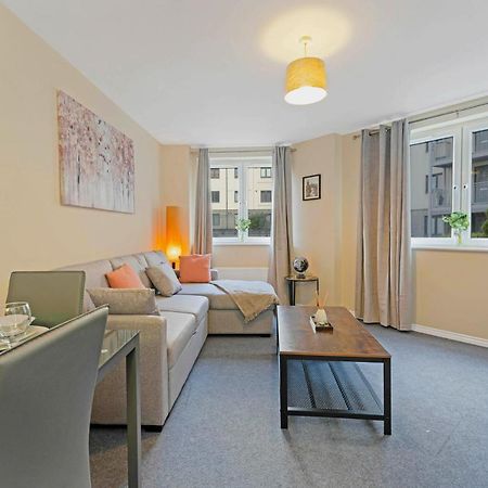 Modern & Spacious 2 Bedroom Serviced Apartment Next To Lochend Park - Private Underground Parking & Lift Available - Close To Edinburgh City Centre Exterior photo