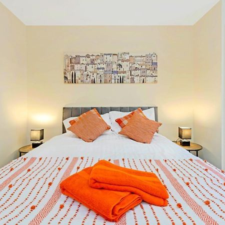Modern & Spacious 2 Bedroom Serviced Apartment Next To Lochend Park - Private Underground Parking & Lift Available - Close To Edinburgh City Centre Exterior photo