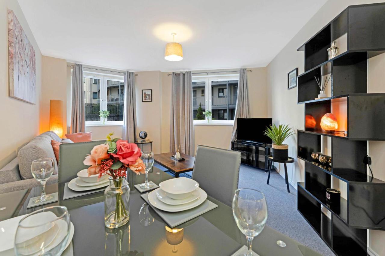 Modern & Spacious 2 Bedroom Serviced Apartment Next To Lochend Park - Private Underground Parking & Lift Available - Close To Edinburgh City Centre Exterior photo