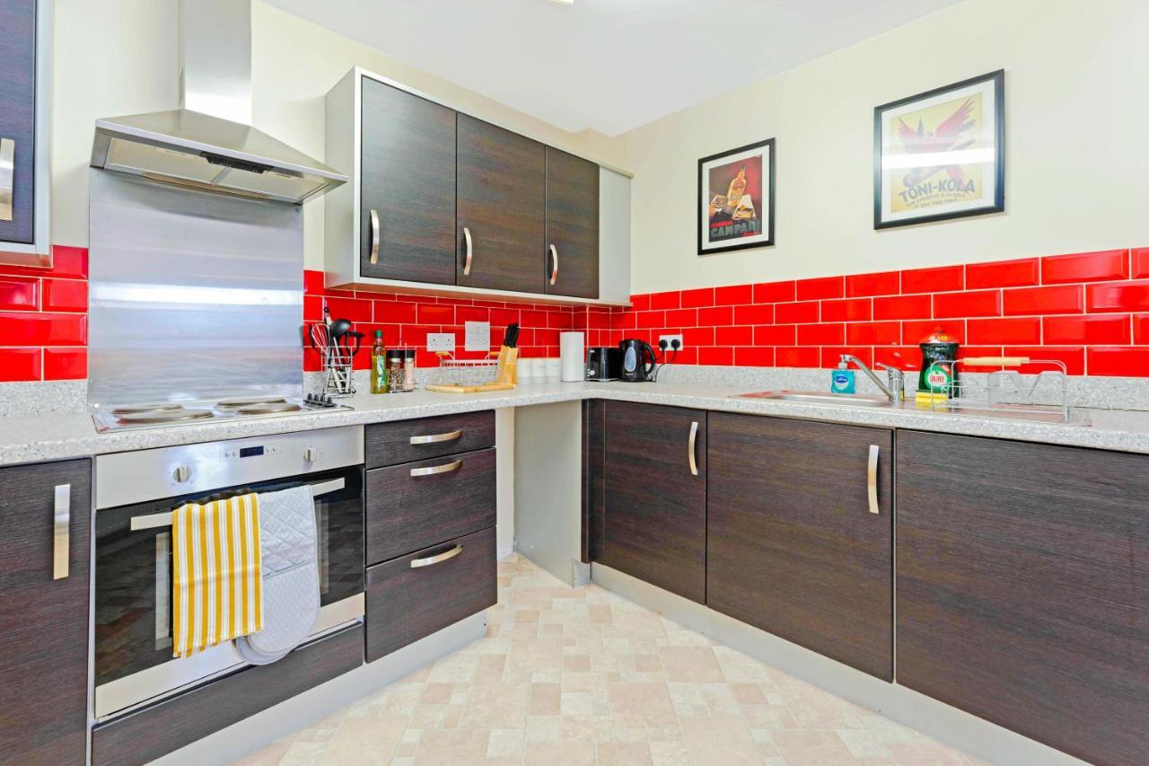 Modern & Spacious 2 Bedroom Serviced Apartment Next To Lochend Park - Private Underground Parking & Lift Available - Close To Edinburgh City Centre Exterior photo