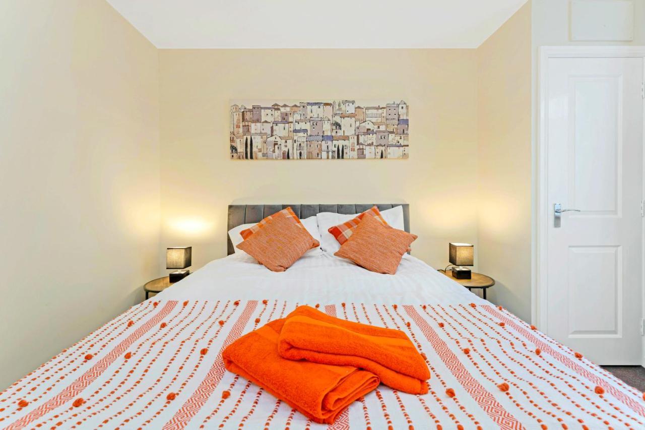 Modern & Spacious 2 Bedroom Serviced Apartment Next To Lochend Park - Private Underground Parking & Lift Available - Close To Edinburgh City Centre Exterior photo