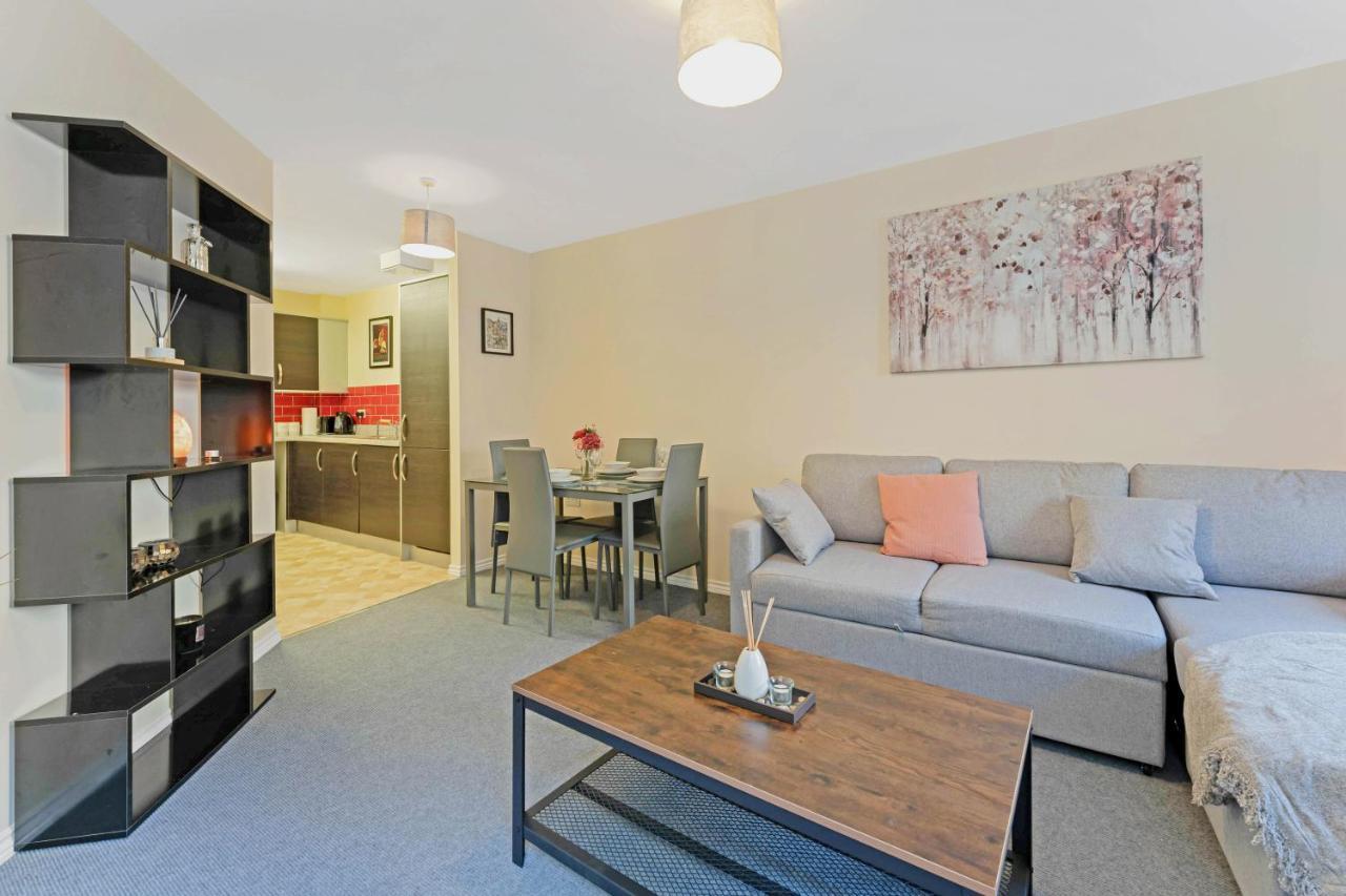 Modern & Spacious 2 Bedroom Serviced Apartment Next To Lochend Park - Private Underground Parking & Lift Available - Close To Edinburgh City Centre Exterior photo