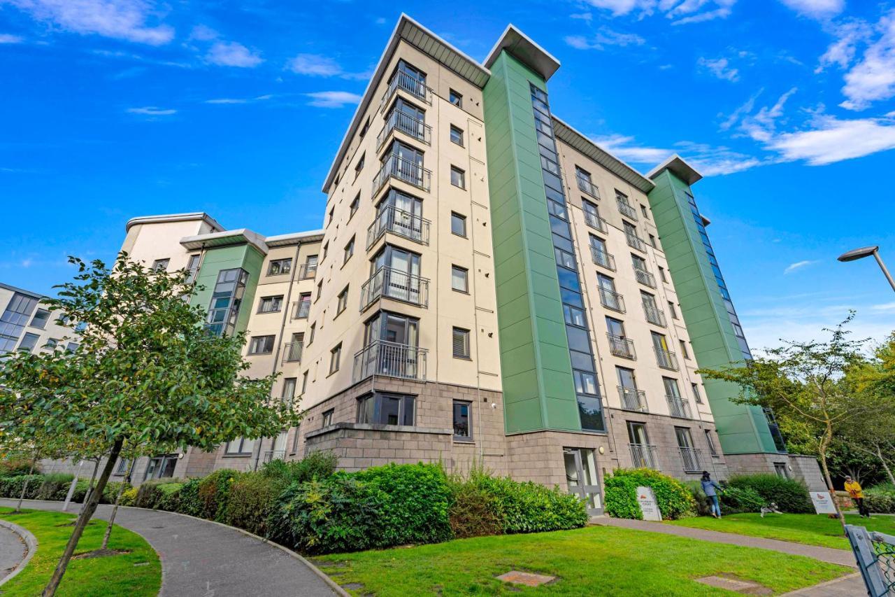 Modern & Spacious 2 Bedroom Serviced Apartment Next To Lochend Park - Private Underground Parking & Lift Available - Close To Edinburgh City Centre Exterior photo