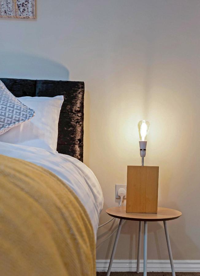 Modern & Spacious 2 Bedroom Serviced Apartment Next To Lochend Park - Private Underground Parking & Lift Available - Close To Edinburgh City Centre Exterior photo