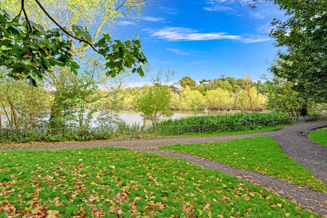 Modern & Spacious 2 Bedroom Serviced Apartment Next To Lochend Park - Private Underground Parking & Lift Available - Close To Edinburgh City Centre Exterior photo