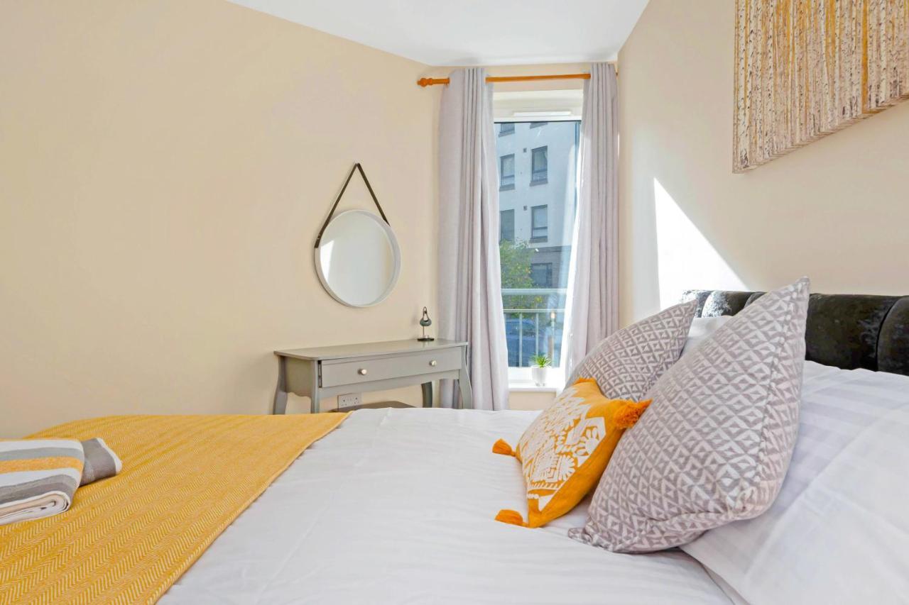 Modern & Spacious 2 Bedroom Serviced Apartment Next To Lochend Park - Private Underground Parking & Lift Available - Close To Edinburgh City Centre Exterior photo