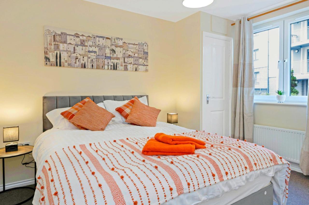 Modern & Spacious 2 Bedroom Serviced Apartment Next To Lochend Park - Private Underground Parking & Lift Available - Close To Edinburgh City Centre Exterior photo