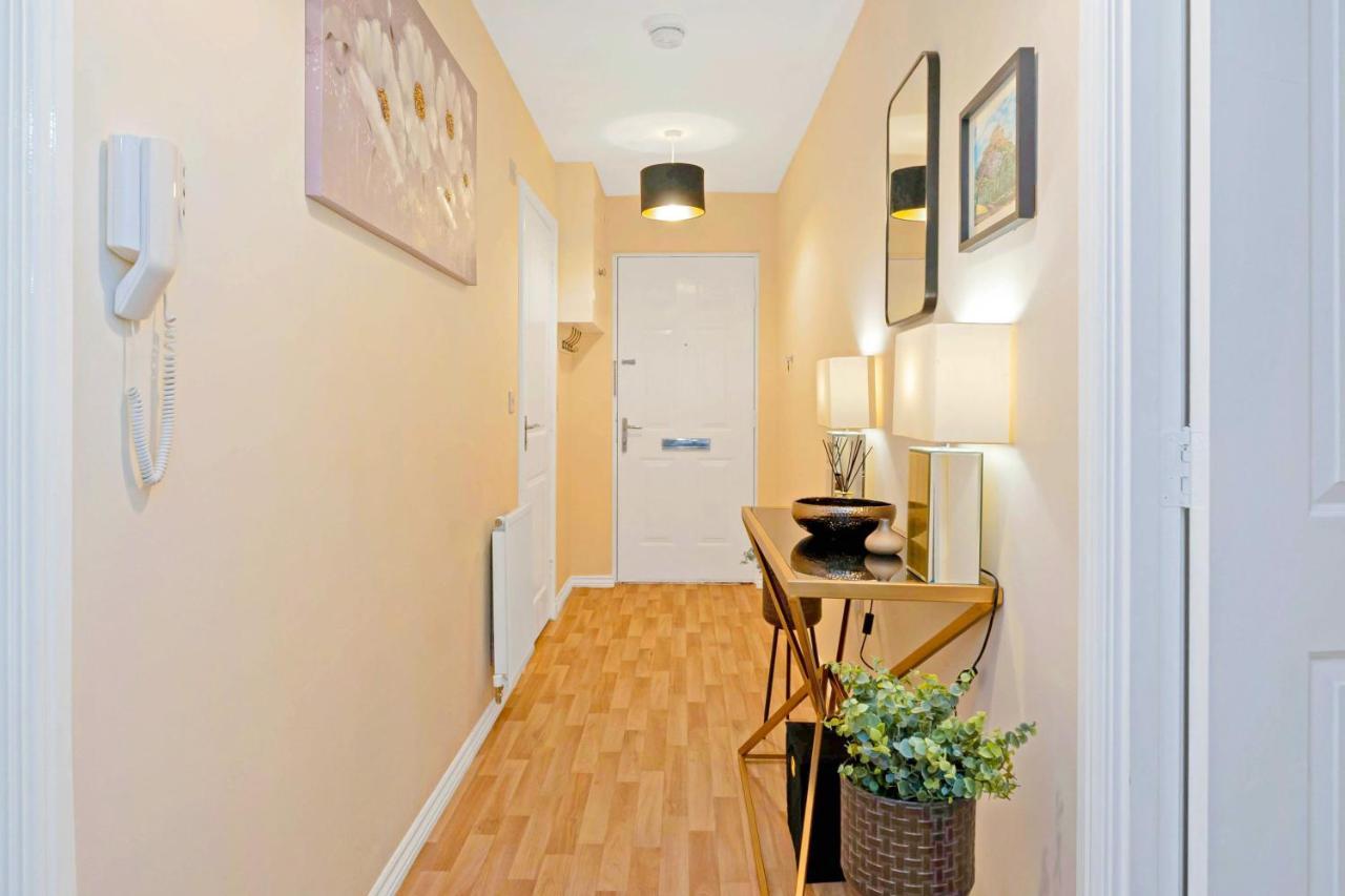 Modern & Spacious 2 Bedroom Serviced Apartment Next To Lochend Park - Private Underground Parking & Lift Available - Close To Edinburgh City Centre Exterior photo