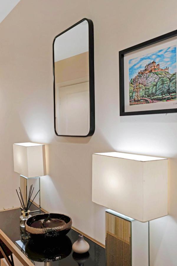 Modern & Spacious 2 Bedroom Serviced Apartment Next To Lochend Park - Private Underground Parking & Lift Available - Close To Edinburgh City Centre Exterior photo